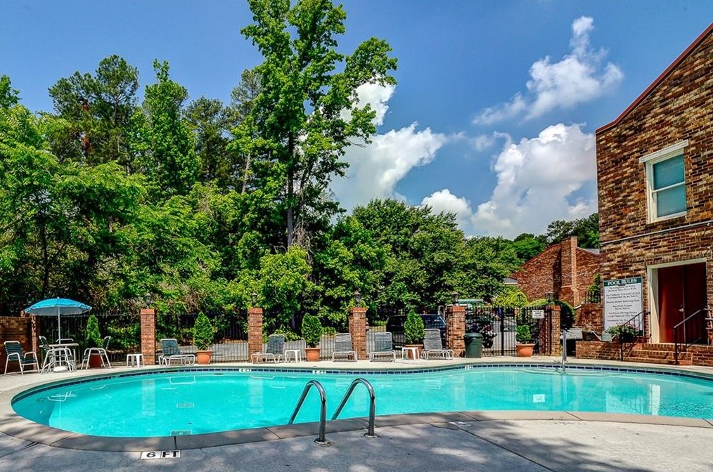 1 Queen Victoria Pl, Atlanta GA 30342-3751 exterior