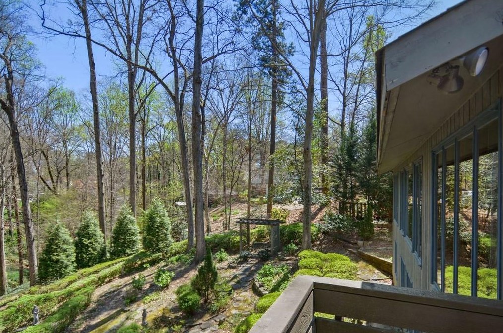 1965 Woodsdale Rd, Atlanta GA  30324-2763 exterior