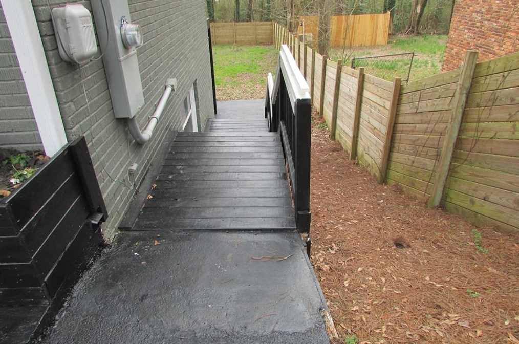 325 Rhinehill Rd, Atlanta GA  30315-7401 exterior