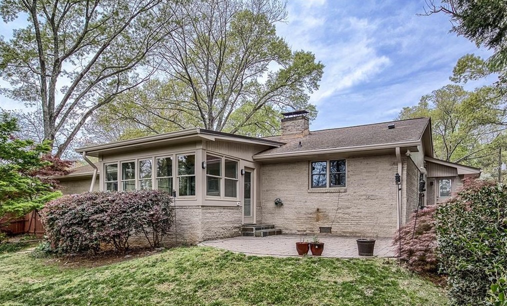 1060 Ragley Hall Rd, Atlanta GA  30319-2556 exterior
