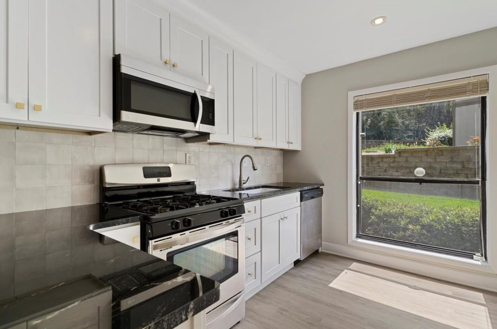 1106 Woodcliff Dr, Atlanta GA  30350-3166 exterior