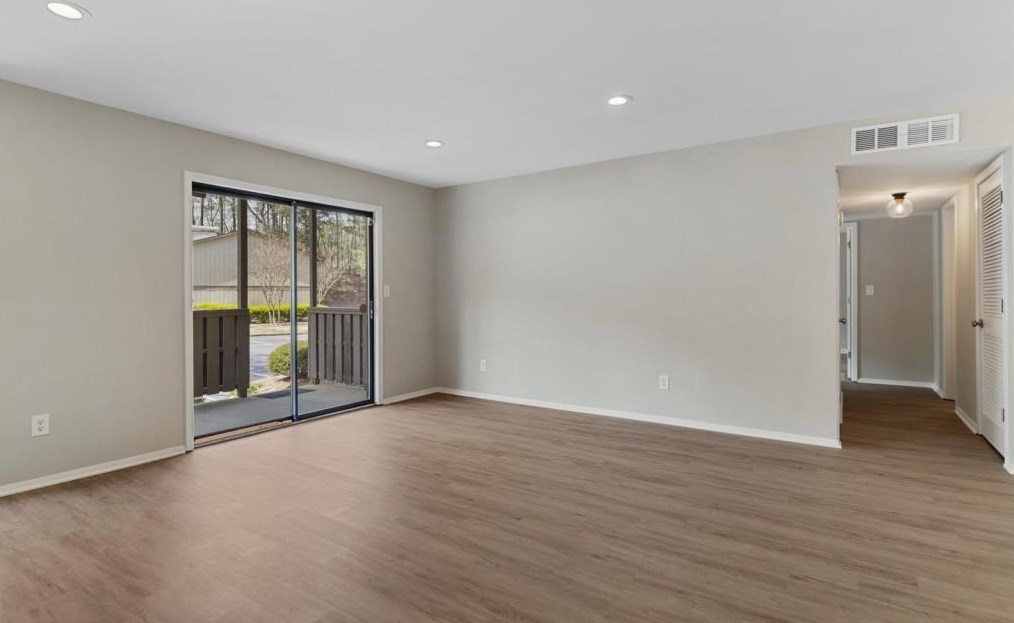 1106 Woodcliff Dr, Atlanta GA  30350-3166 exterior