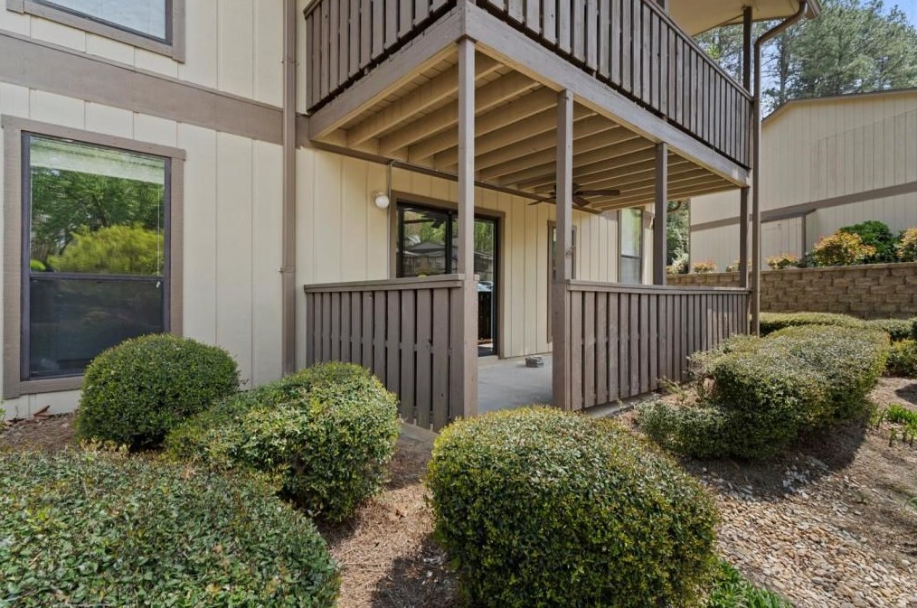 1106 Woodcliff Dr, Atlanta GA  30350-3166 exterior