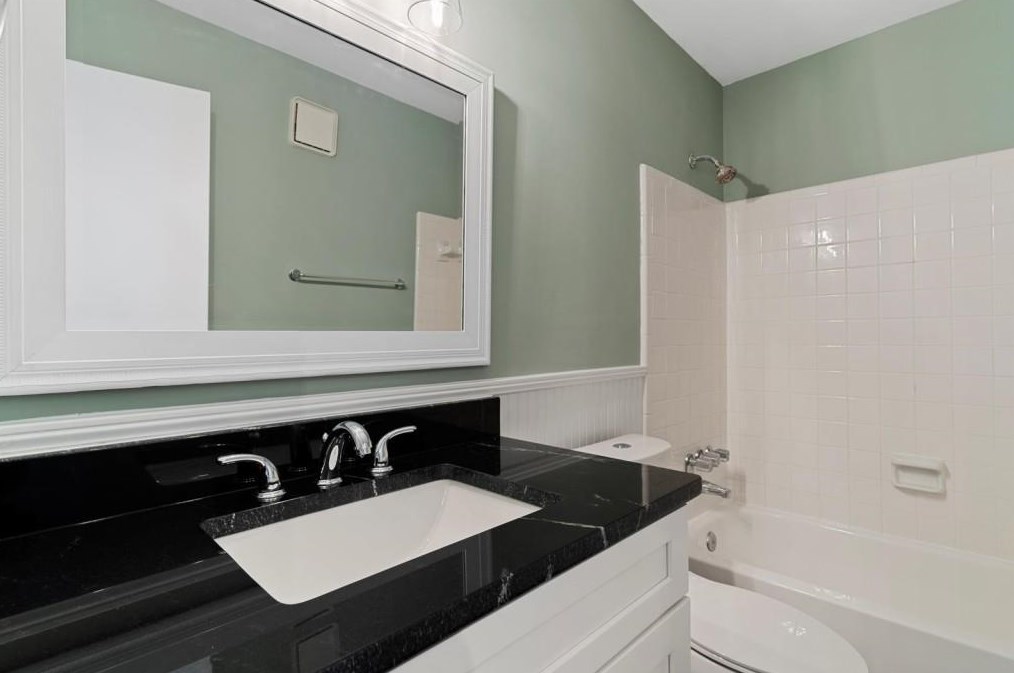 1106 Woodcliff Dr, Atlanta GA  30350-3166 exterior