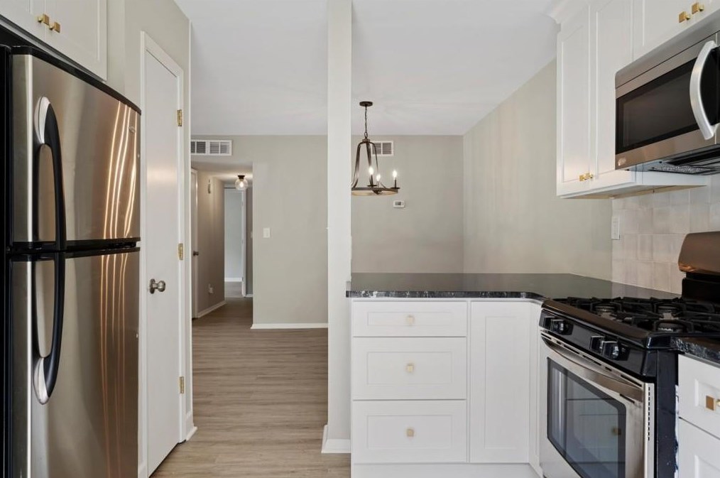 1106 Woodcliff Dr, Atlanta GA  30350-3166 exterior