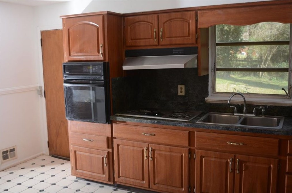 2403 Shamrock Dr, Decatur GA  30032-7149 exterior