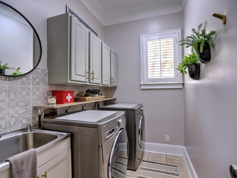 3163 Windsor Lake Dr, Atlanta GA  30319-2374 exterior