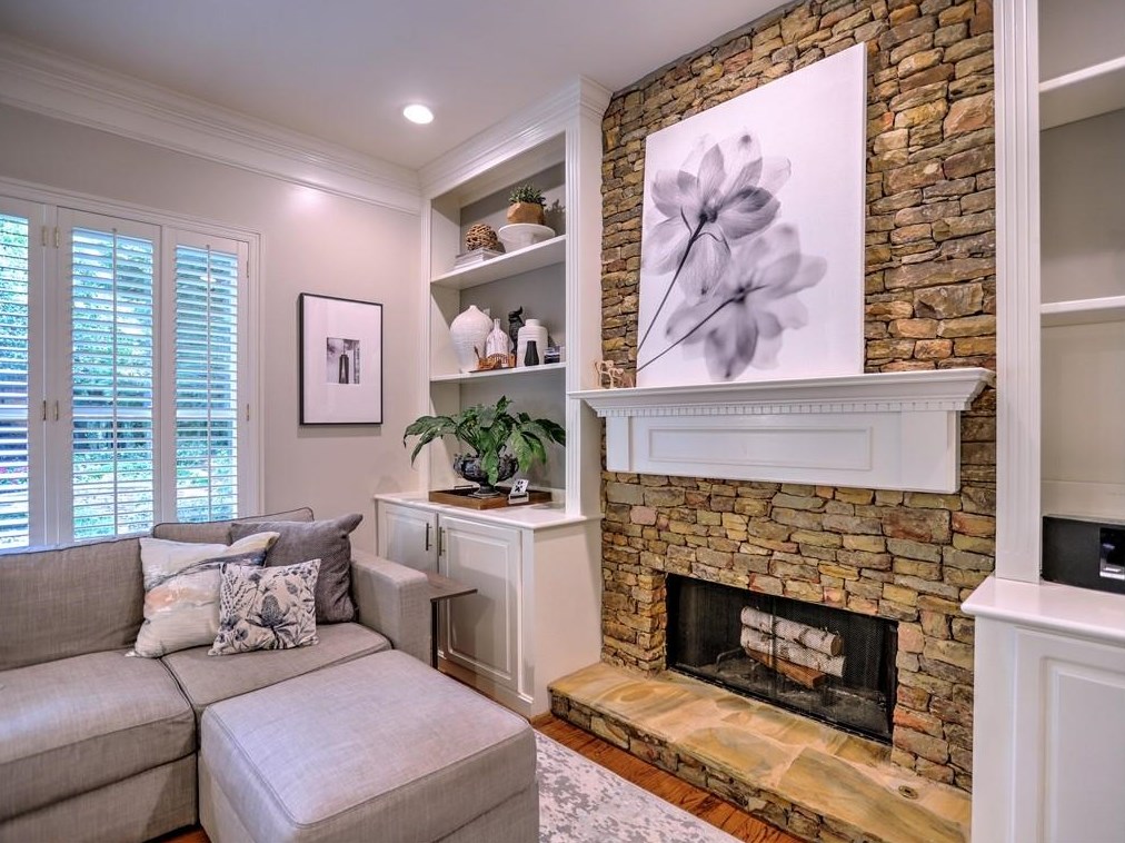 3163 Windsor Lake Dr, Atlanta GA  30319-2374 exterior