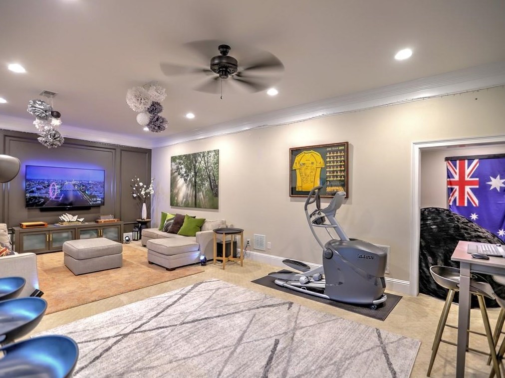 3163 Windsor Lake Dr, Atlanta GA  30319-2374 exterior