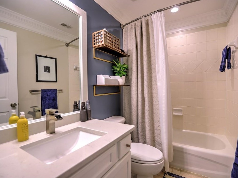 3163 Windsor Lake Dr, Atlanta GA  30319-2374 exterior