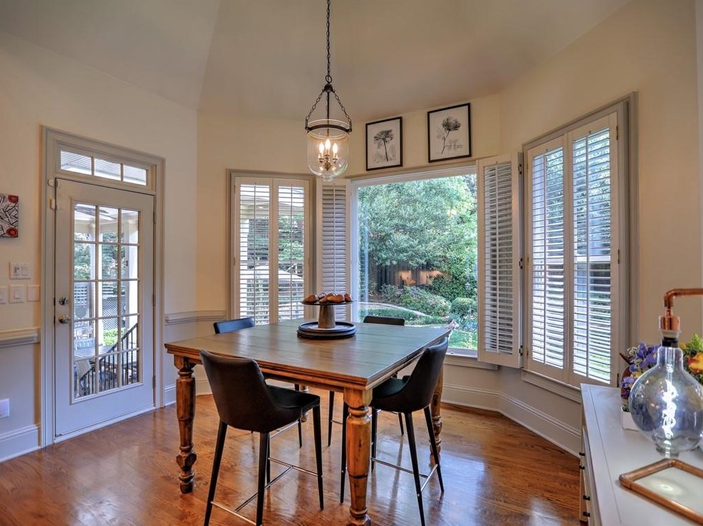 3163 Windsor Lake Dr, Atlanta GA  30319-2374 exterior