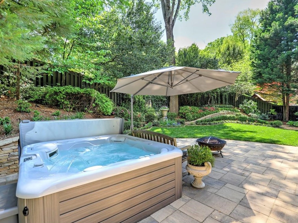 3163 Windsor Lake Dr, Atlanta GA  30319-2374 exterior