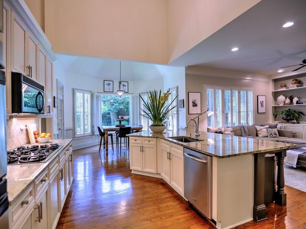 3163 Windsor Lake Dr, Atlanta GA  30319-2374 exterior