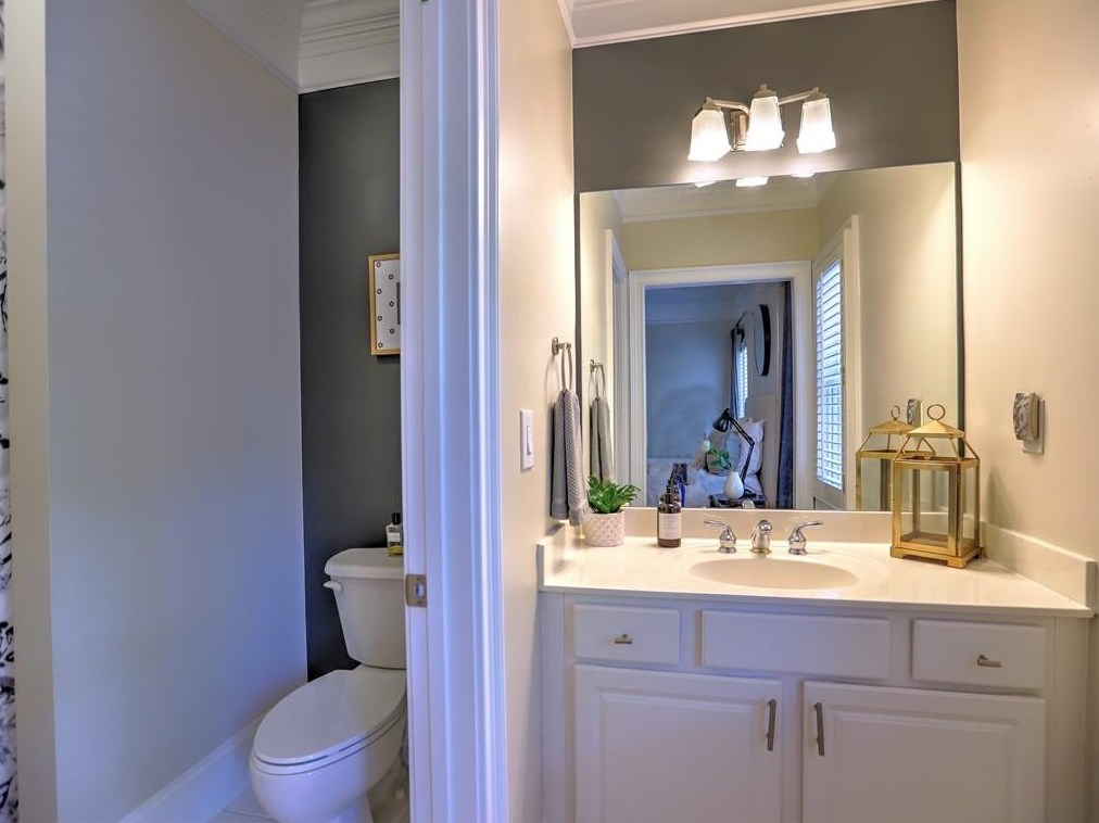 3163 Windsor Lake Dr, Atlanta GA  30319-2374 exterior
