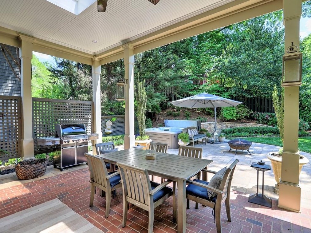 3163 Windsor Lake Dr, Atlanta GA  30319-2374 exterior