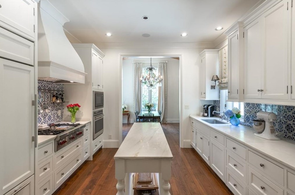 2841 Vernon Rd, Atlanta GA  30305-2934 exterior