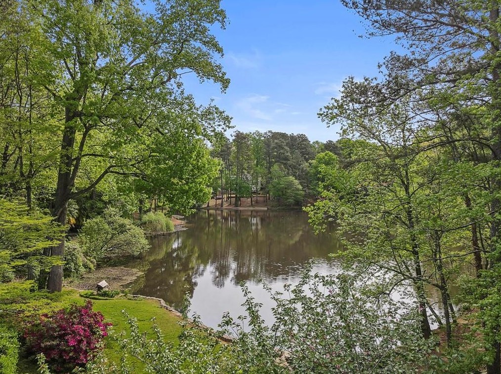 1401 Ragley Hall Rd, Atlanta GA  30319-2517 exterior
