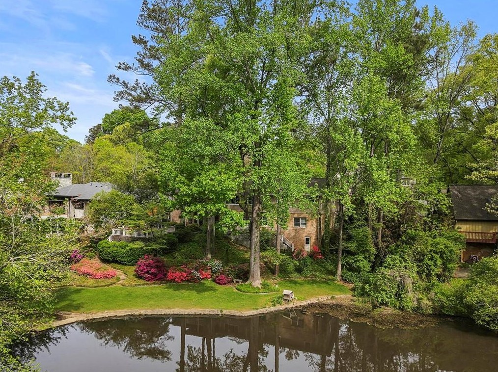 1401 Ragley Hall Rd, Atlanta GA  30319-2517 exterior