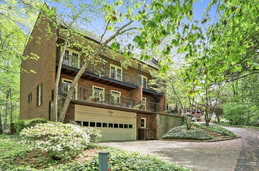 213 Townsend Pl, Atlanta GA  30327-3033 exterior