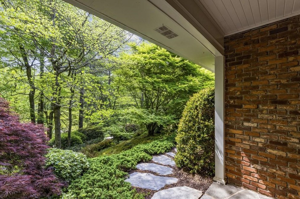 3249 Teton Dr, Atlanta GA 30339-4341 exterior