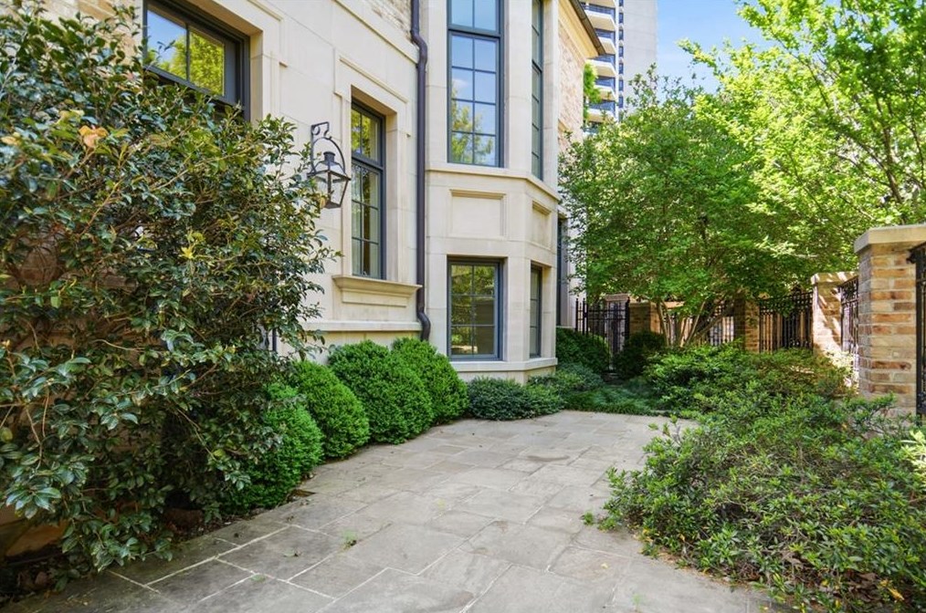 2640 Peachtree Rd, Atlanta GA  30305-3605 exterior