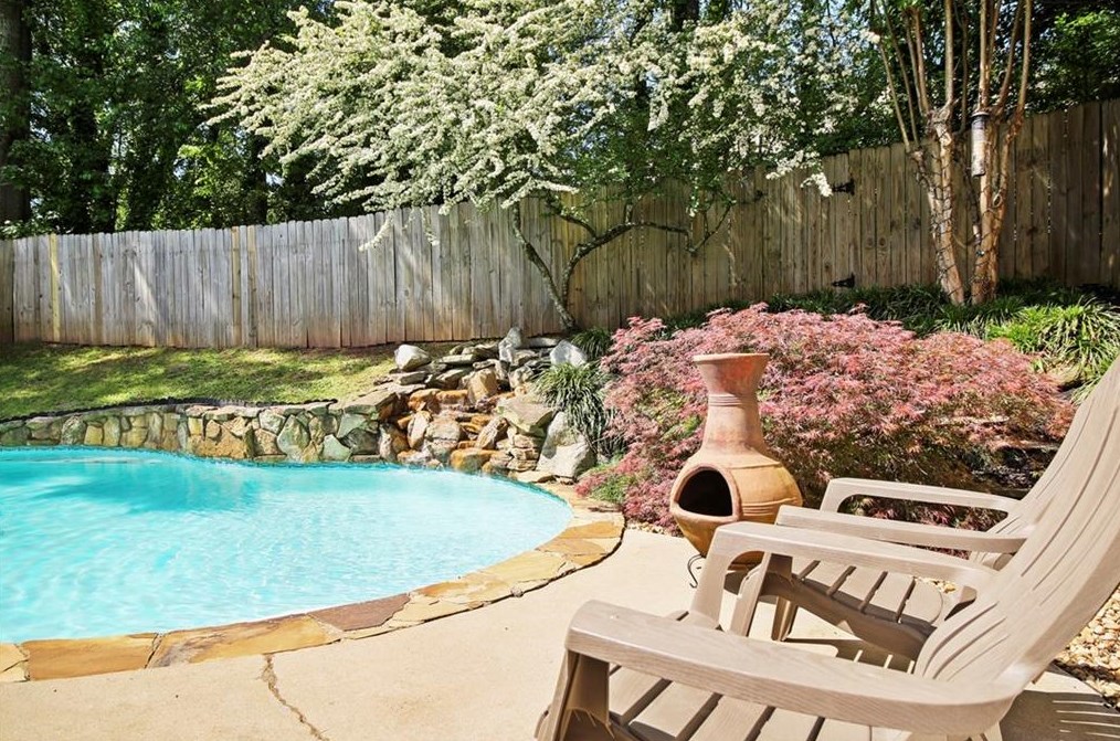 1098 Ashbury Dr, Decatur GA  30030-4165 exterior