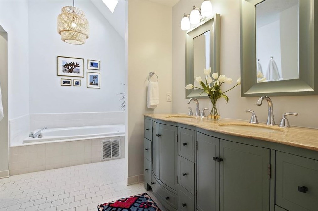 1098 Ashbury Dr, Decatur GA  30030-4165 exterior