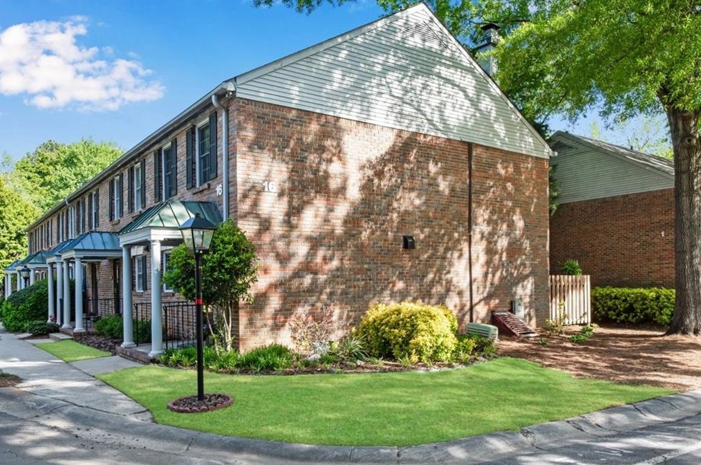 6700 Roswell Rd, Atlanta GA  30328-2503 exterior