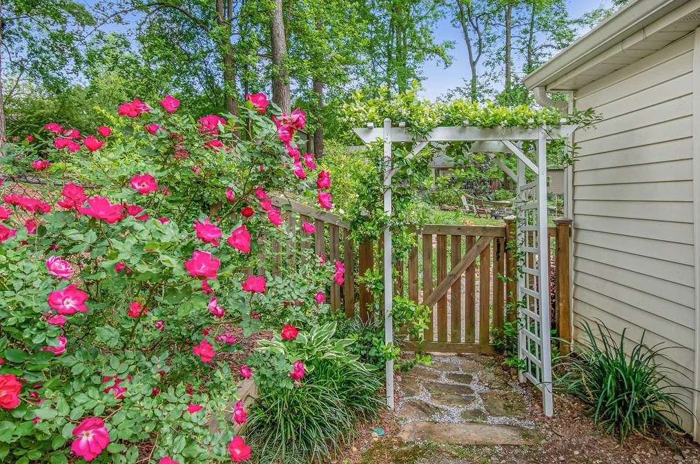 3143 Flamingo Dr, Decatur GA  30033-3905 exterior