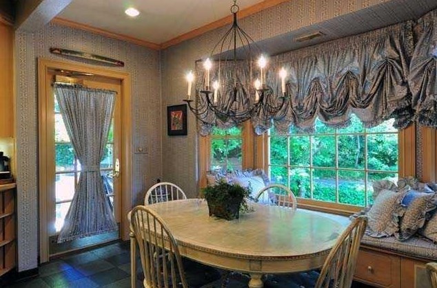 2827 Wyngate Dr, Atlanta GA  30305-2833 exterior