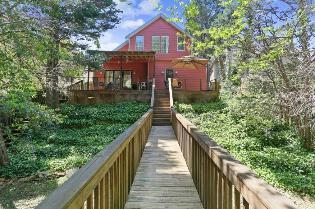 1056 Ashbury Dr, Decatur GA  30030-4165 exterior