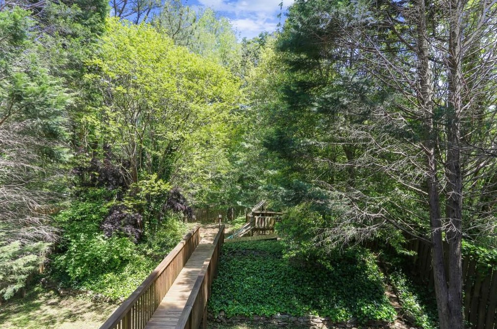 1056 Ashbury Dr, Decatur GA  30030-4165 exterior