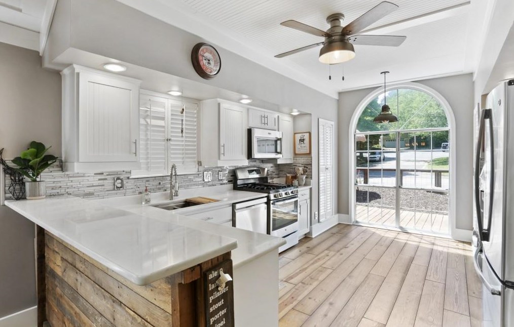 1056 Ashbury Dr, Decatur GA  30030-4165 exterior