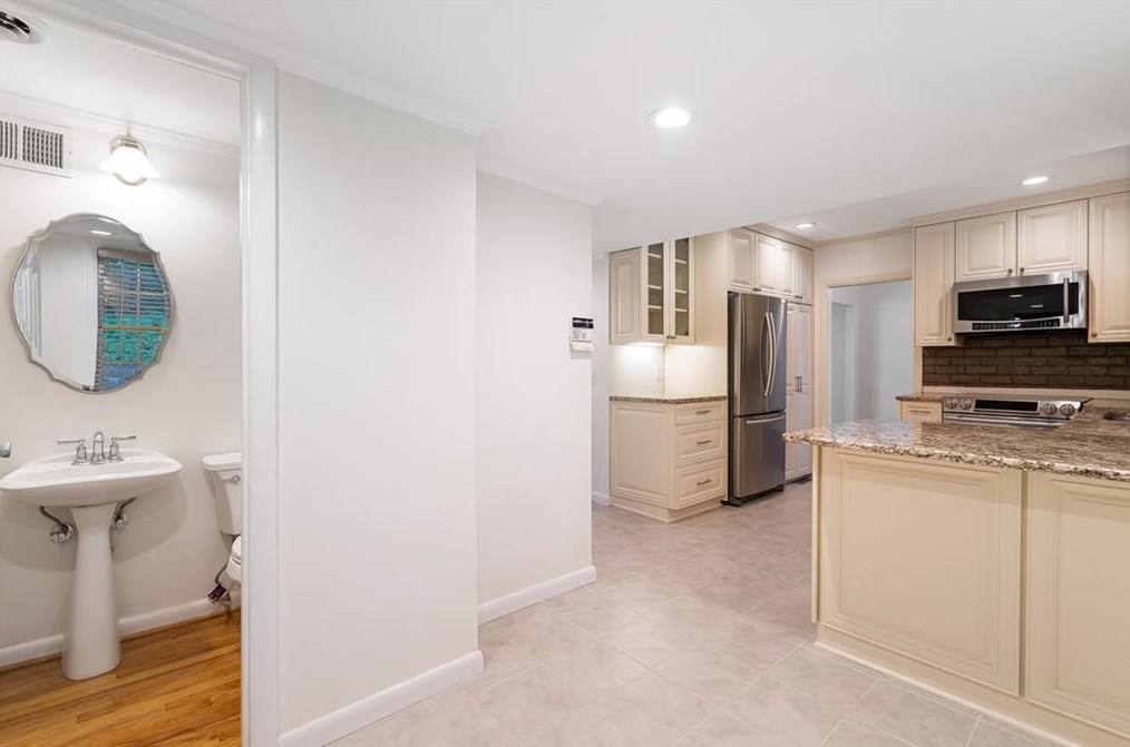 6475 Whispering Ln, Atlanta GA  30328-3065 exterior