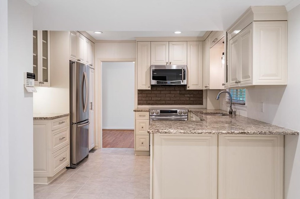 6475 Whispering Ln, Atlanta GA  30328-3065 exterior