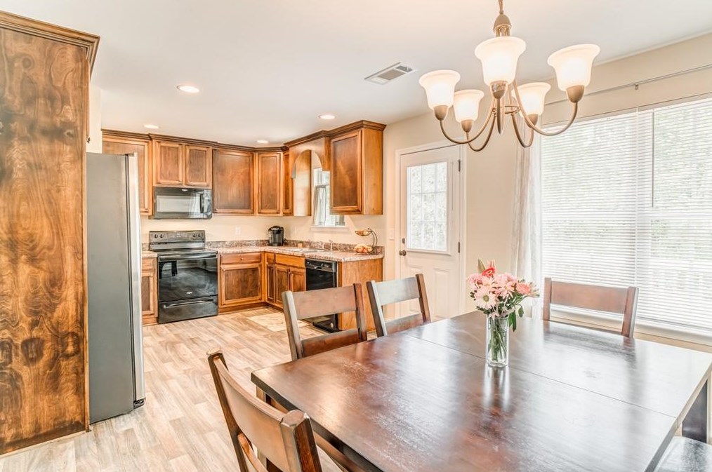 5517 Latham Manor Dr, Gainesville GA  30506-6947 exterior