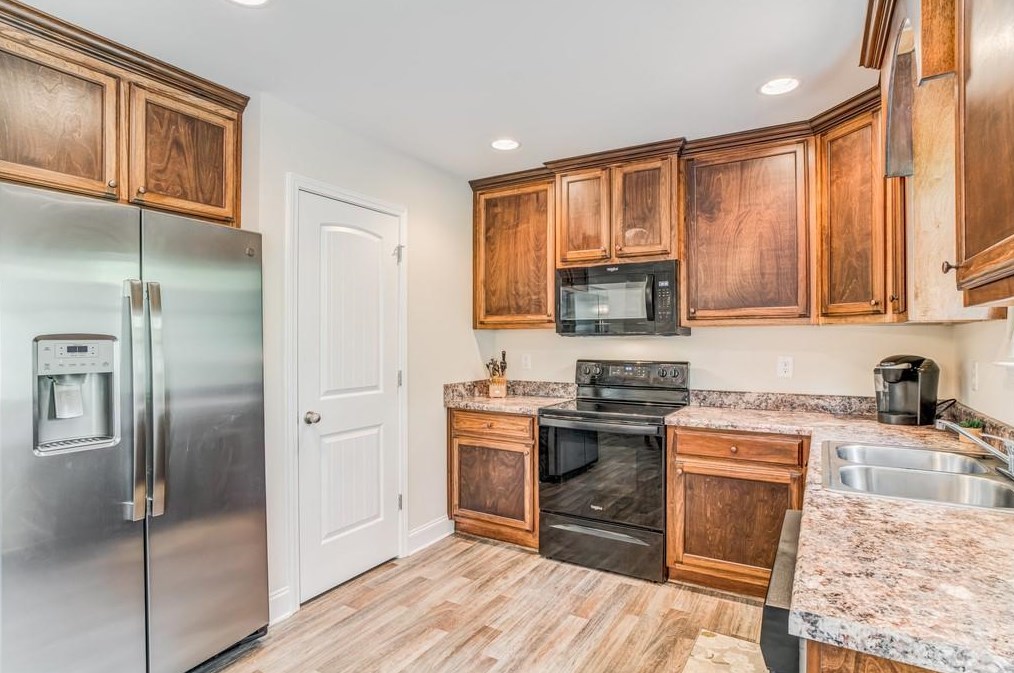 5517 Latham Manor Dr, Gainesville GA  30506-6947 exterior