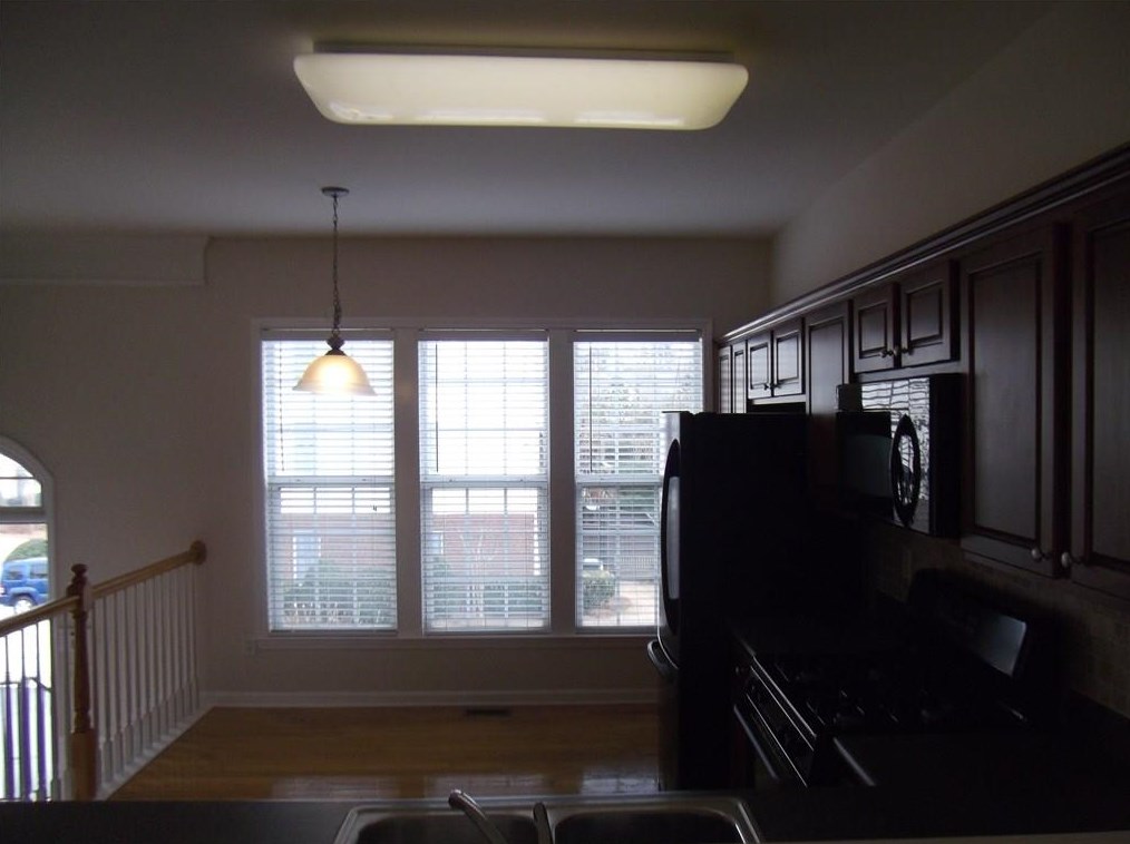 1004 Thornborough Dr, Alpharetta GA  30004-5715 exterior