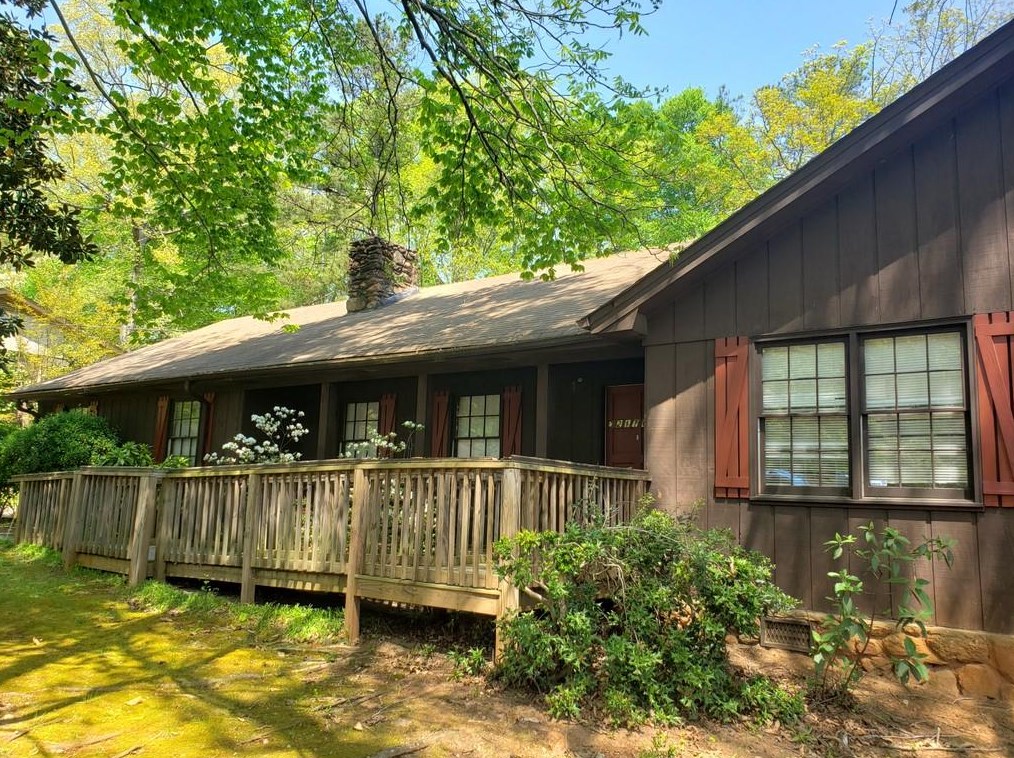 2116 Tudor Castle Cir, Decatur GA  30035-2158 exterior