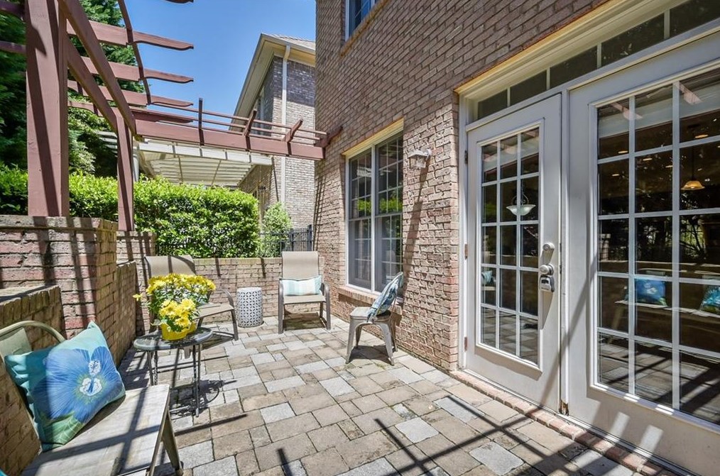 385 Wembley Cir, Atlanta GA  30328-6756 exterior