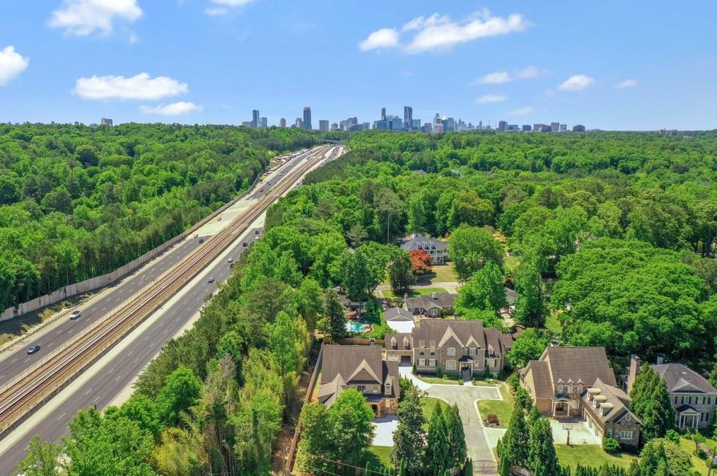 671 Windsor Pkwy, Atlanta GA  30342-2801 exterior