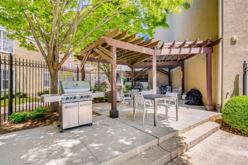 800 Peachtree St, Atlanta GA  30308-1258 exterior