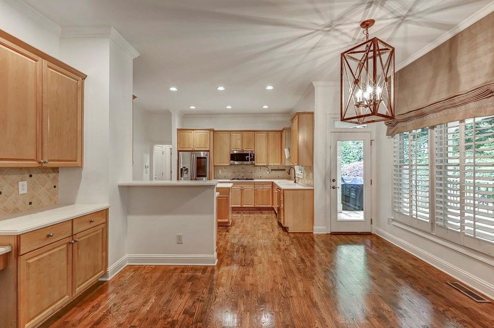 3176 Windsor Lake Dr, Atlanta GA  30319-2372 exterior