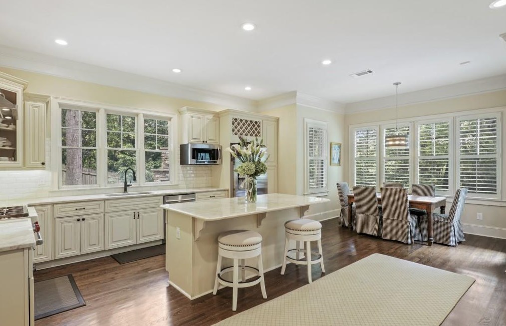 4805 Northway Dr, Atlanta GA  30342-2425 exterior