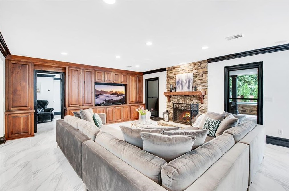 220 Windsor Gate Cv, Atlanta GA  30342-2864 exterior