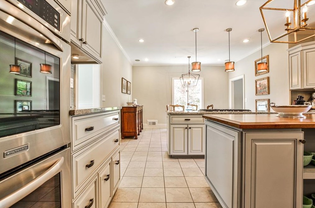 1089 Regency Rd, Atlanta GA  30327-2719 exterior