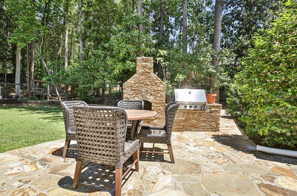 1089 Regency Rd, Atlanta GA  30327-2719 exterior