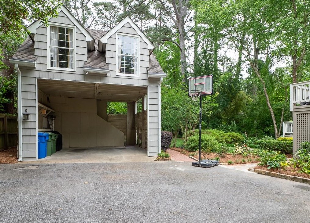 709 Woodward Way, Atlanta GA  30327-1254 exterior