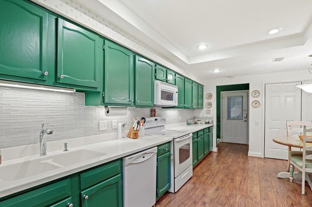 36 Waterford Ct, Atlanta GA  30328-4538 exterior