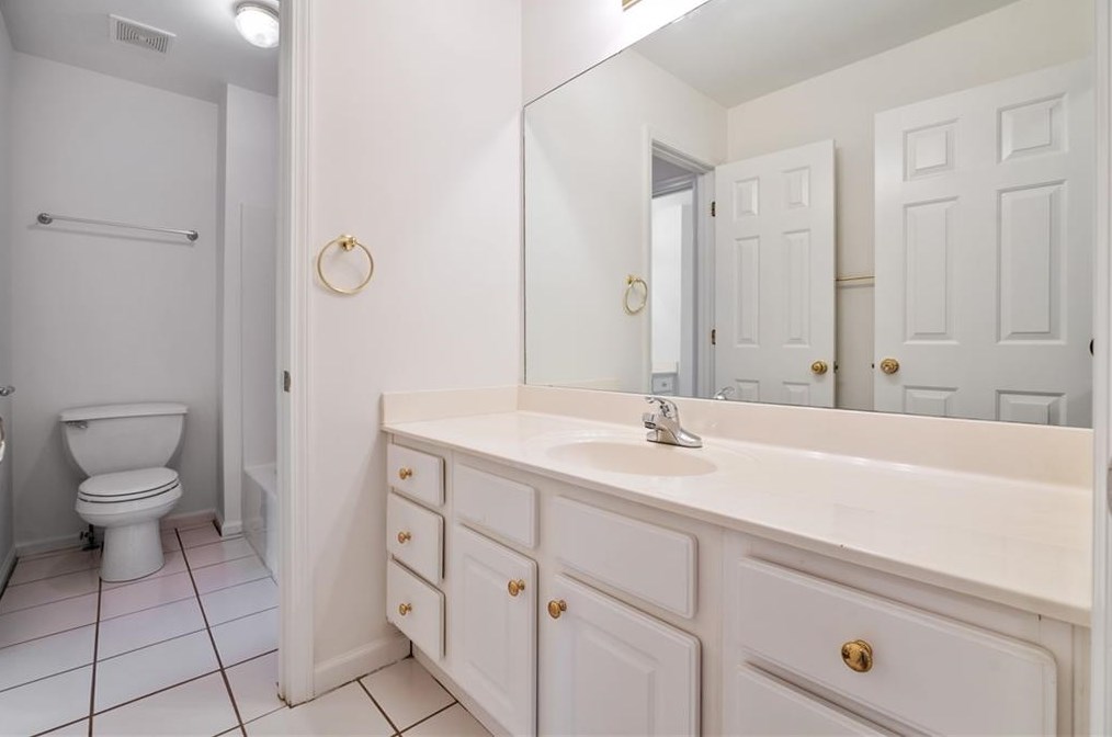 1240 Home Place Dr, Lawrenceville GA  30043-7094 exterior